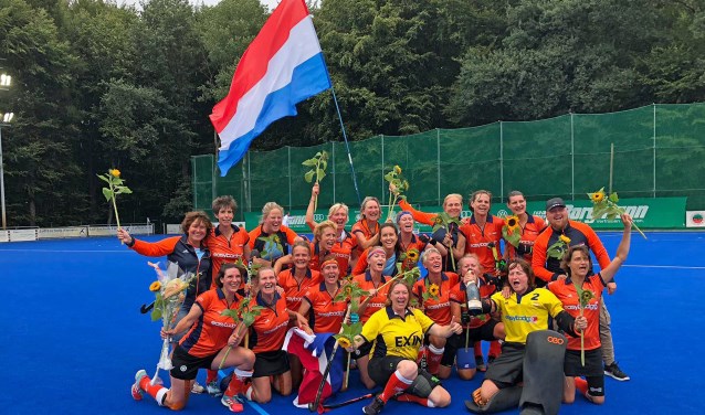 Het dolgelukkige Nederlandse team vlak na de gewonnen finale.