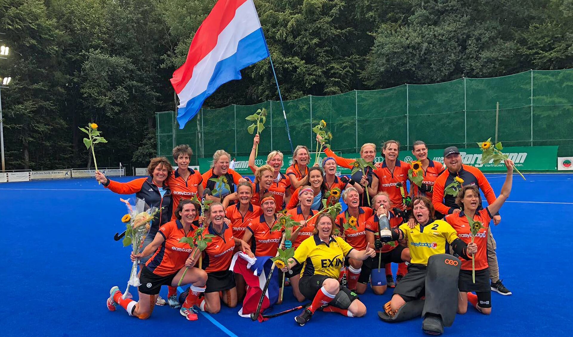 Het dolgelukkige Nederlandse team vlak na de gewonnen finale.