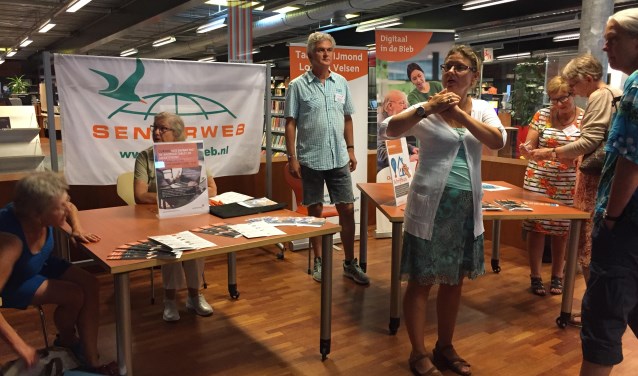 Het nieuwe culturele aanbod wordt gepresenteerd in de bibliotheek.