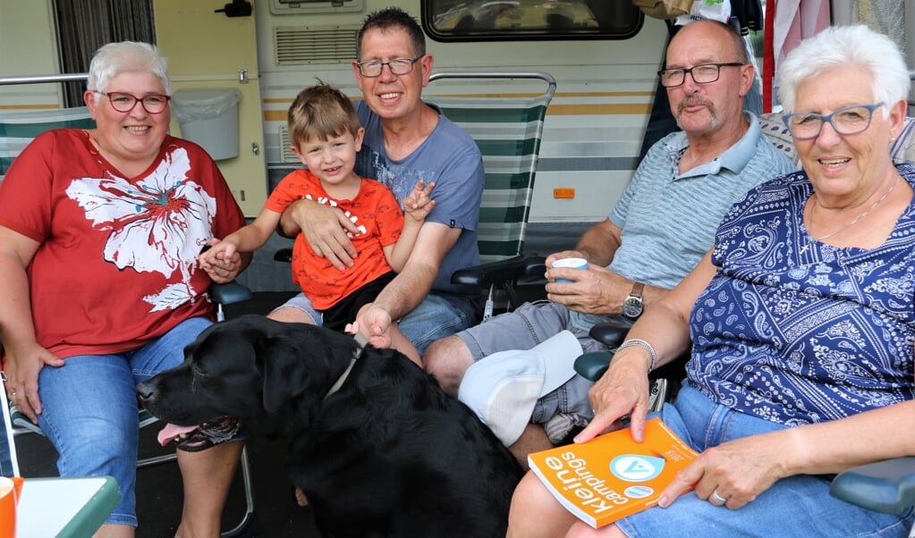 Henk en Miranda Geven (links), met hun kleinzoon Xander, Max de hond en de visite uit Wageningen.