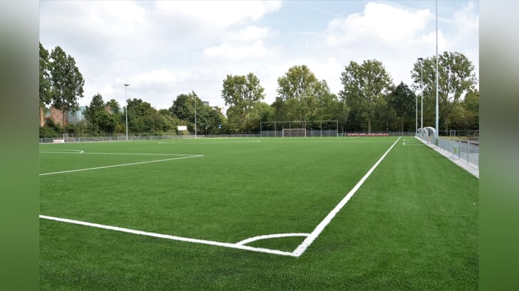 Voetballers zoeken het (kunst)-gras weer op.