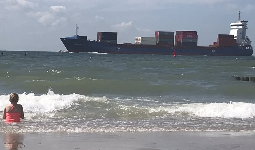 Tessa van Loossen in zee. In Zoutelande komen de grote boten wel heel dichtbij!