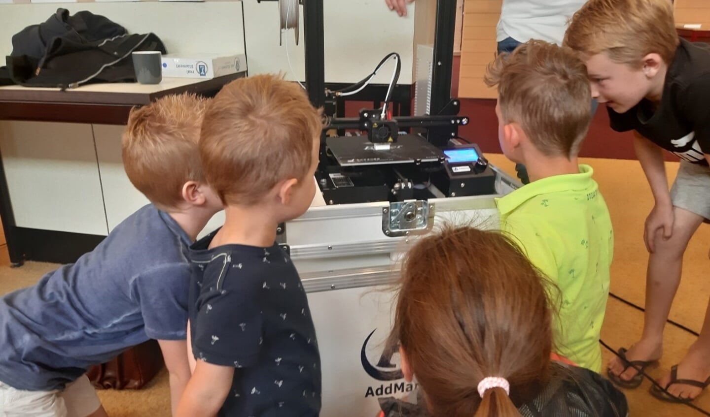 Kinderen in spanning bij de 3D printer