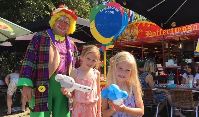 Clown Pépé knutselt dierenfiguren