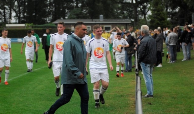 Tijdens de pauze in het oefenduel tegen Redichem keek WAVV-oefenmeester Moslin Adnane niet bepaald vrolijk. (foto: gertbudding.nl)