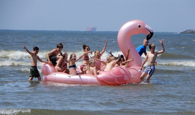 Wil Hoogeland. Kinderen spelen bij het strand van IJmuiden.