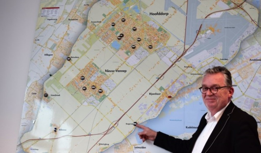 Maarten Askamp bij de kaart waarop alle Maatvast-vestigen staan aangegeven.