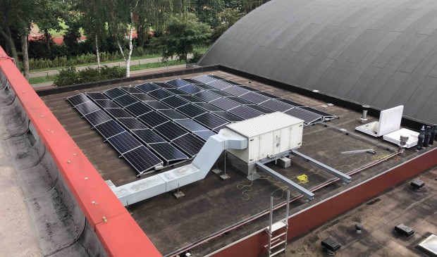 Zonnepanelen op het dak van het sportcentrum.