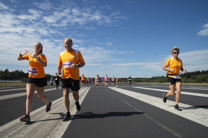 Hardlopers over de landingsbaan bij Park Vliegbasis Soesterberg