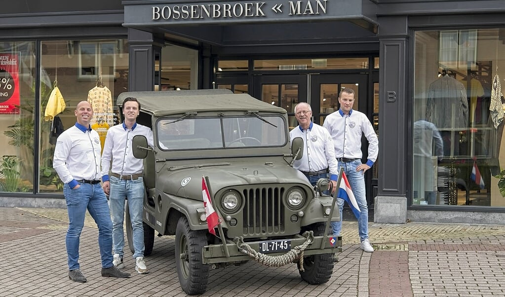 Op de foto, van links naar rechts: bestuur SOEV Gert van Beek (jr.), Dave van Maanen, Henk Bossenbroek en Bennie Geurts. Op de foto ontbreekt Jan van Leeuwen.