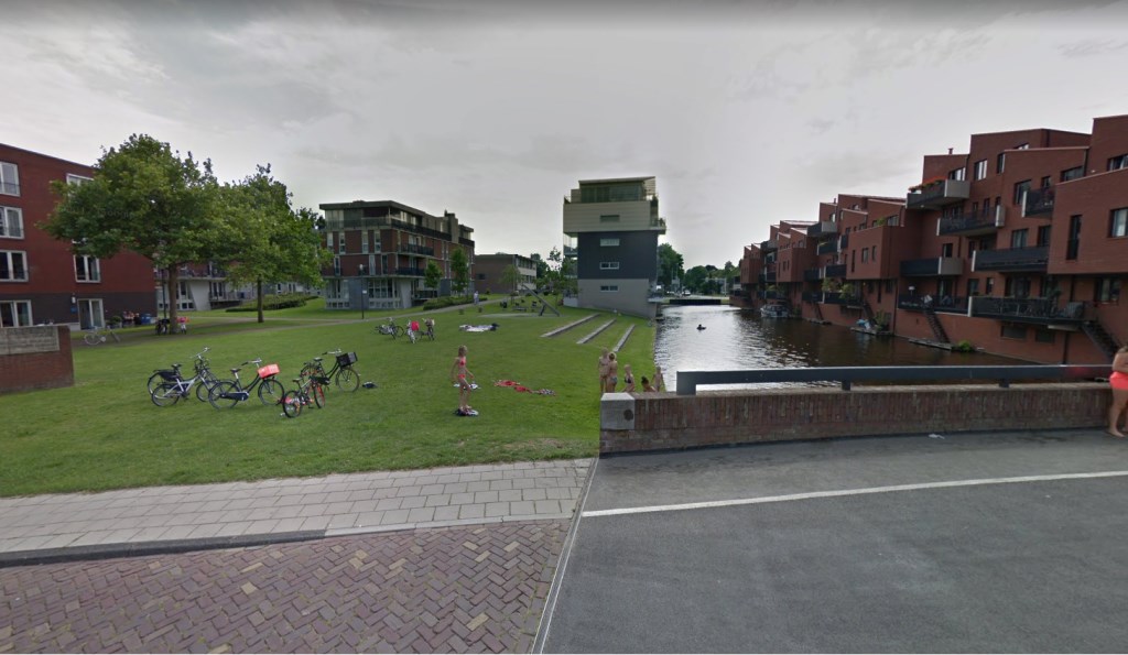Het water van de Van den Eijndekade waar de spijlen werden gevonden.