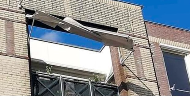Dit zonnescherm moest door de brandweer worden verwijderd.