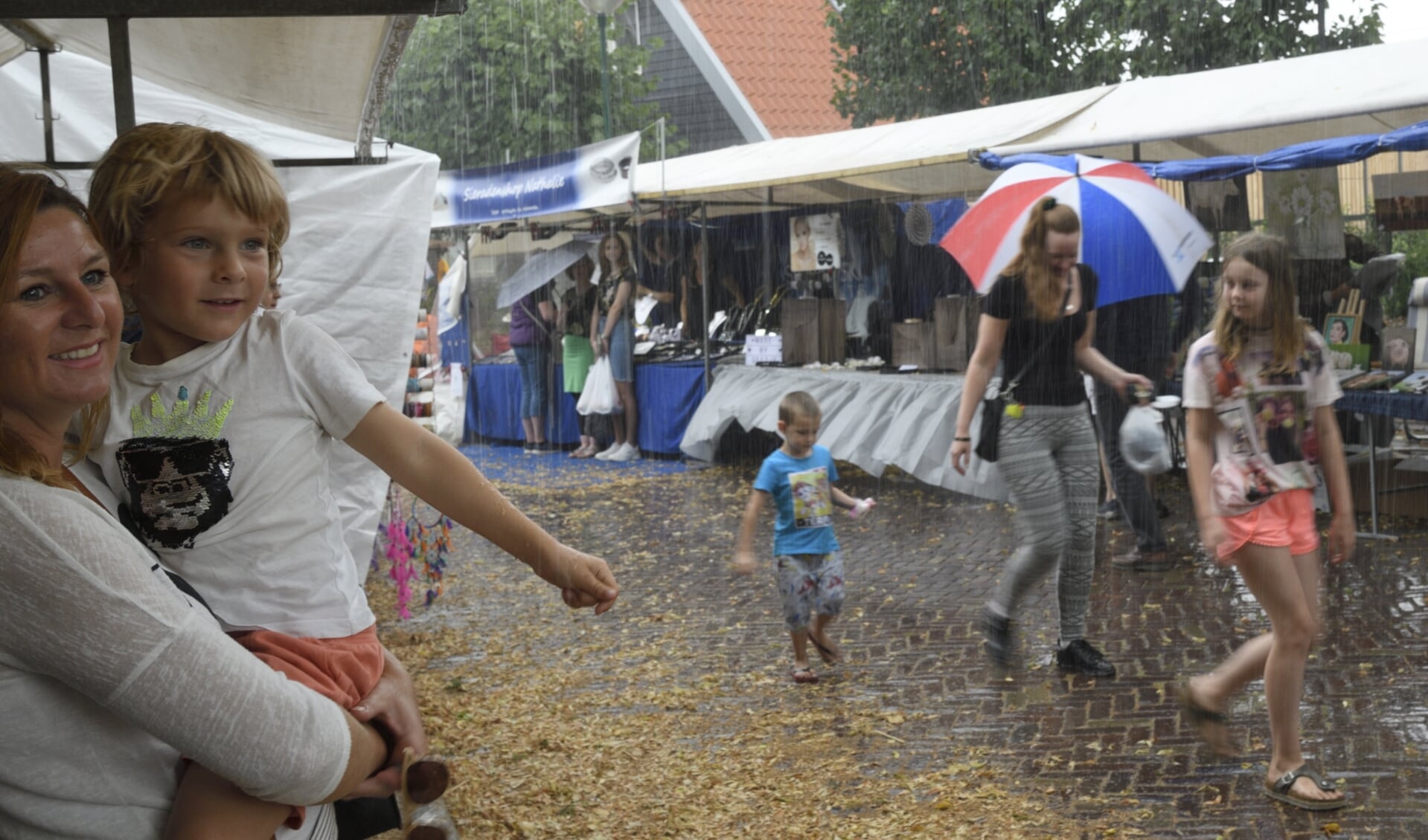 Eerste zomerbraderie in Garderen geplaagd door regen