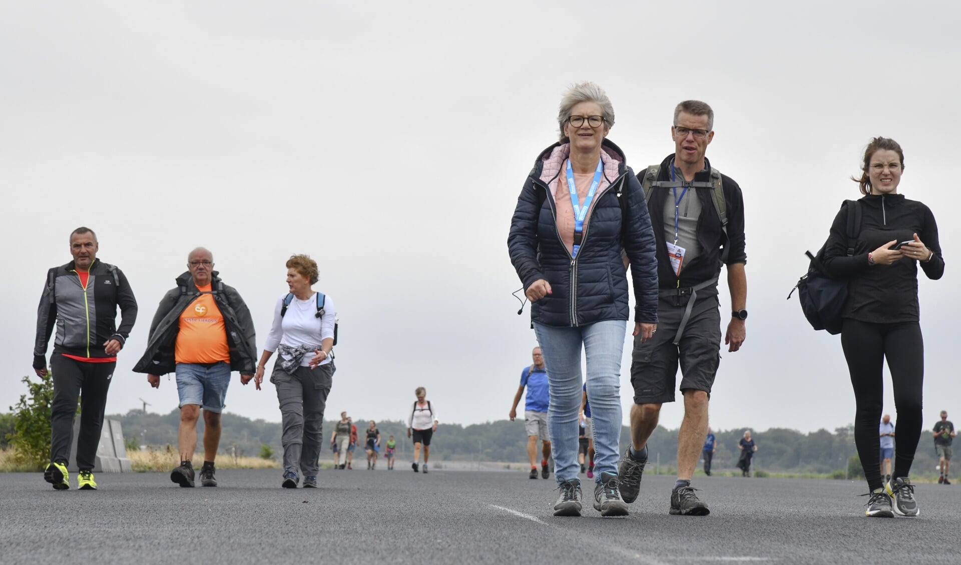 De wandeling voerde de deelnemers over onder meer de enkele dagen ervoor weer geopende landingsbaan op Park Vliegbasis.