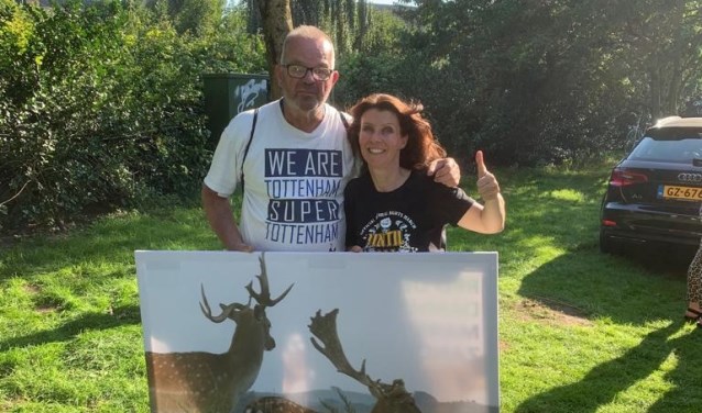 Esther Ouwehand (PvdD) en Willem van der Sloot tonen een afbeelding van het scheve gewei