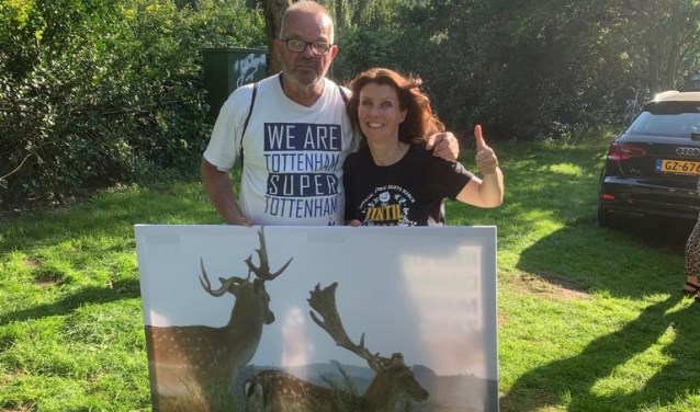 Esther Ouwehand (PvdD) en Willem van der Sloot tonen een afbeelding van het scheve gewei