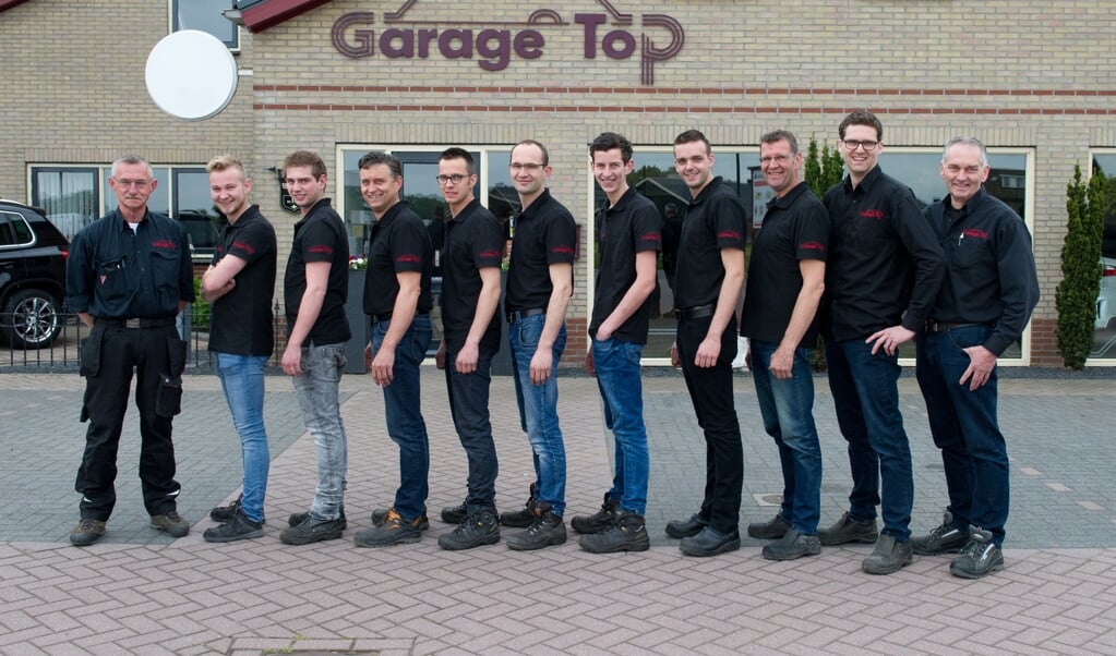 Het vakkundige en enthousiaste team van Garage Top voor het nieuwe pand.