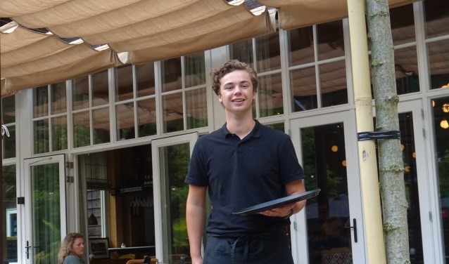 Max Budding is in zijn vakantie aan de slag gegaan bij Parkhuys Rosarium. Hij geniet er met volle teugen van.