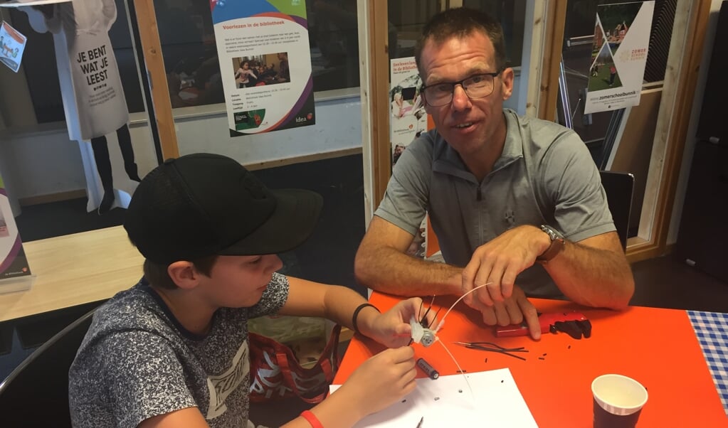 Niels knutselt samen met zijn vader tijdens de workshop Bibberbotjes