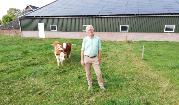 Erik Alsema in Werkhoven bij de zonnepanelen op het staldak van Johan Vernooij
