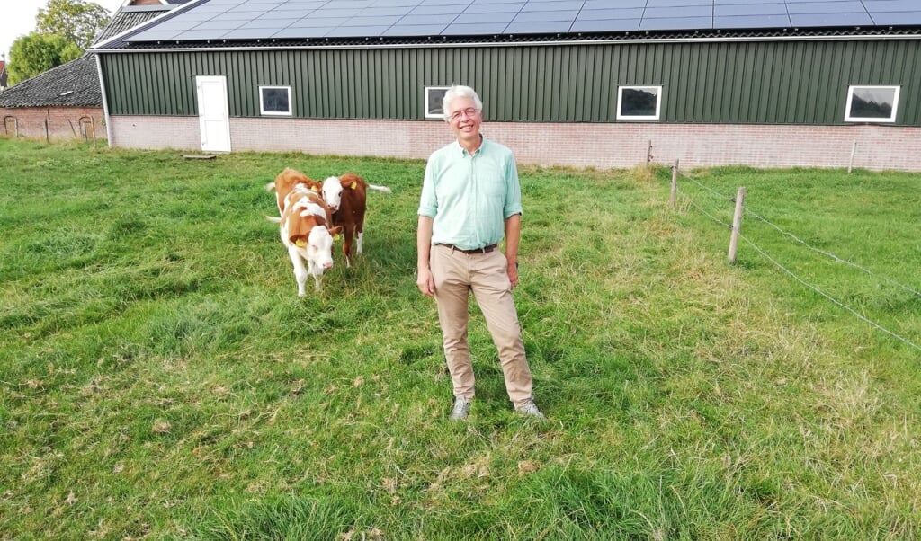 Erik Alsema in Werkhoven bij de zonnepanelen op het staldak van Johan Vernooij