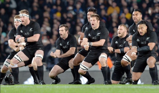 De HAKA is bekend geworden door de All Blacks.
