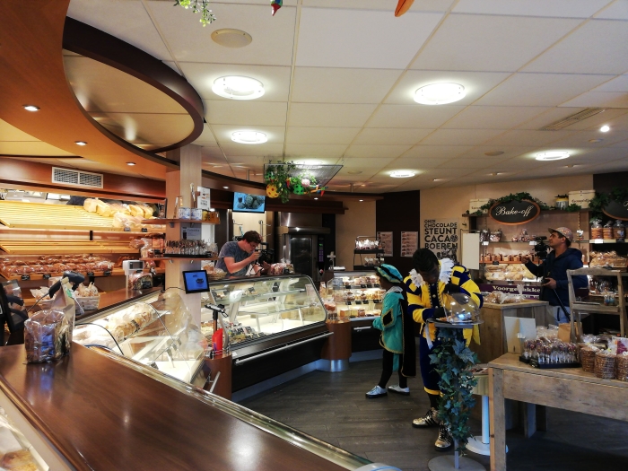 Pieten nemen een scène op in de winkel van bakkerij toebast