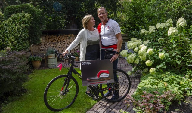 Gijs en Ivonne in hun mooie tuin in Heemstede