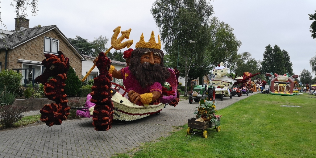 <p>Archiefbeeld van het bloemencorso in Leersum.</p>