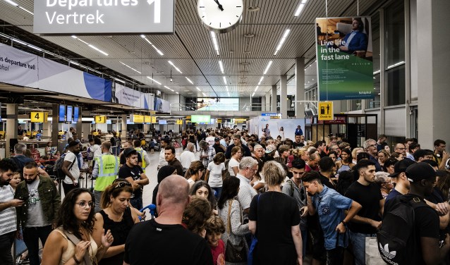 Veel wachtende mensen tijdens de brandstofstoring op Schiphol in juli.