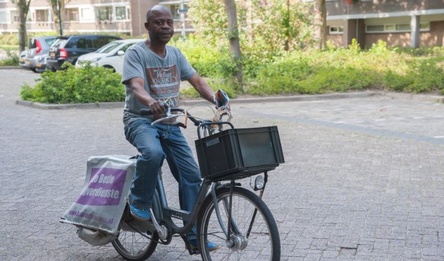 Tony Mavinda stapt bijna elke dag op de fiets om vrijwel overal in Soest folders, kranten en post te bezorgen.