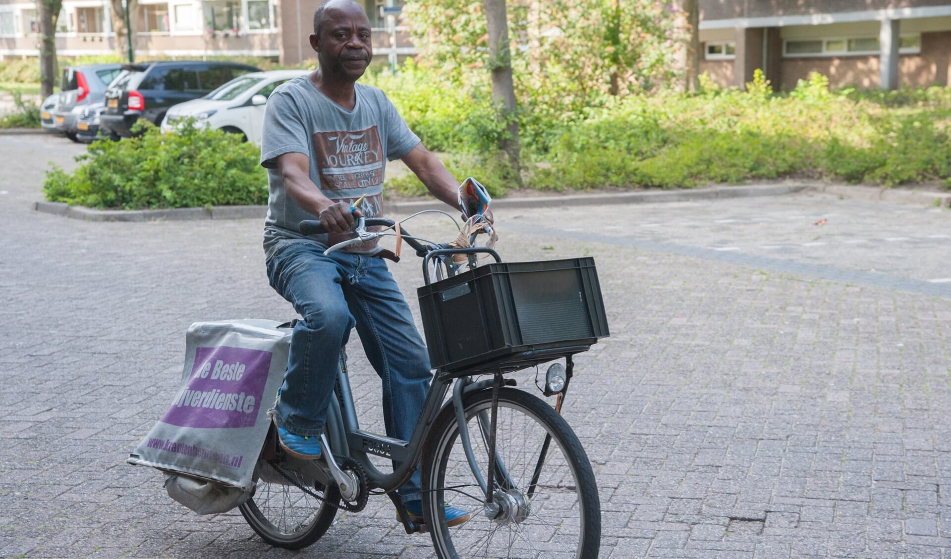 Tony Mavinda stapt bijna elke dag op de fiets om vrijwel overal in Soest folders, kranten en post te bezorgen.