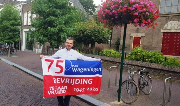 Robert Frijlink hoopt dat veel Wageningers de herinneringsvlag aan gaan schaffen, zodat de stad op 5 mei één grote vlaggenzee wordt.. (foto: Kees Stap)