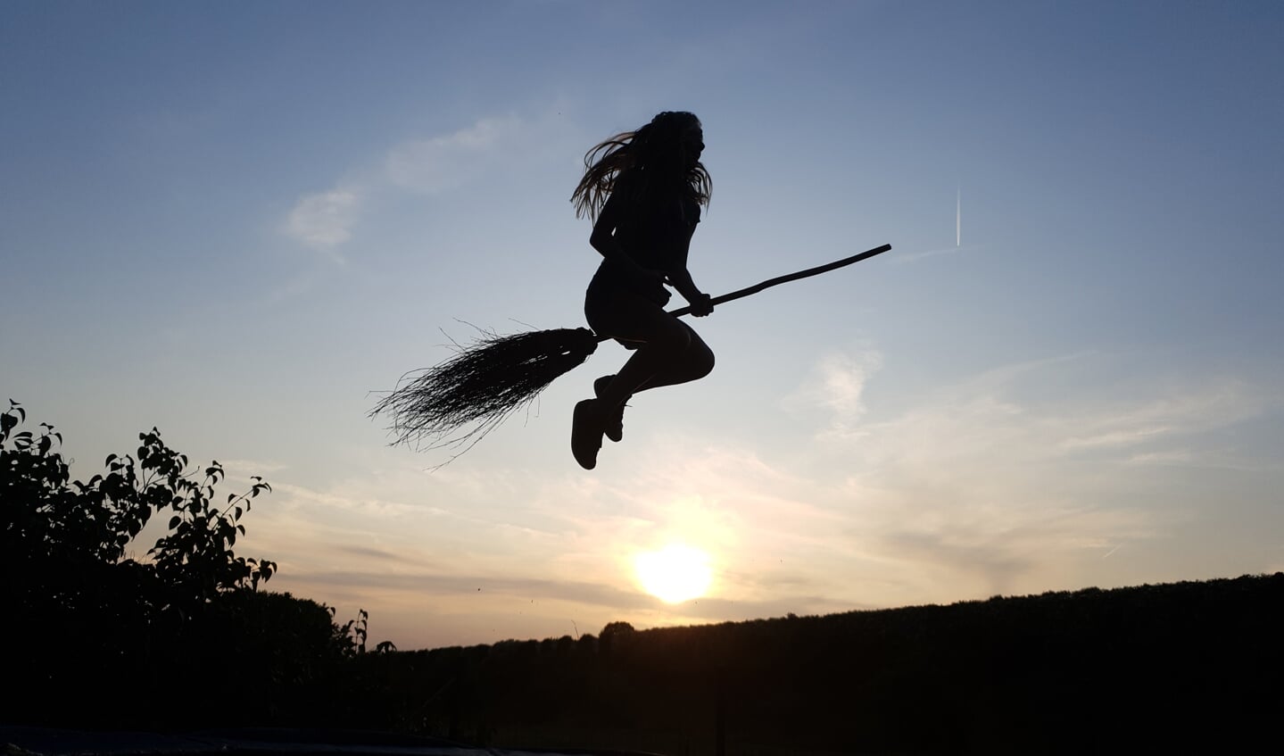Rosalie Flos (11) uit Stroe vliegt als een heks door de lucht op een bezemsteel. Ingezonden door Tessa Flos.