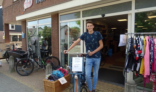 Hendrik Boonzaaijer maakt tijdens de zomervakantie extra uren bij Bike Totaal Rijwielhandel Van den Berg.