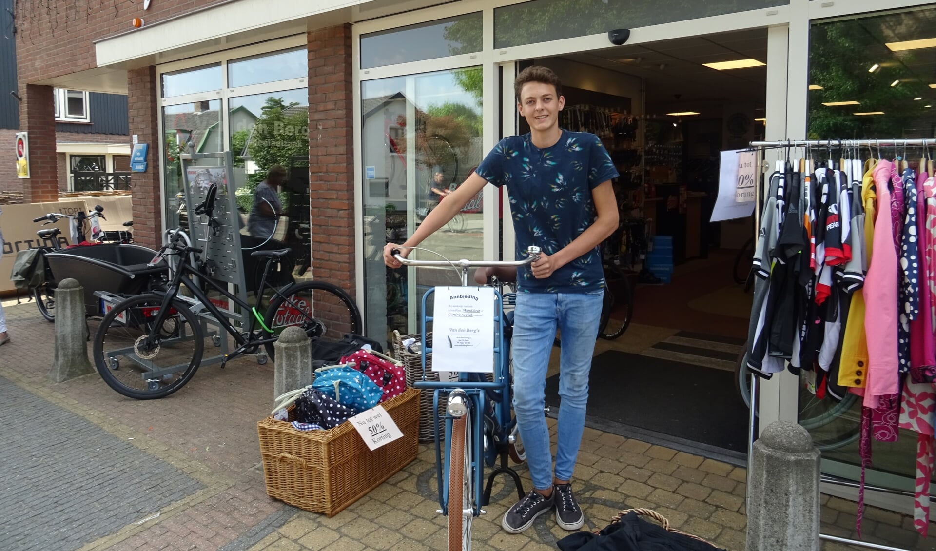 Hendrik Boonzaaijer maakt tijdens de zomervakantie extra uren bij Bike Totaal Rijwielhandel Van den Berg.