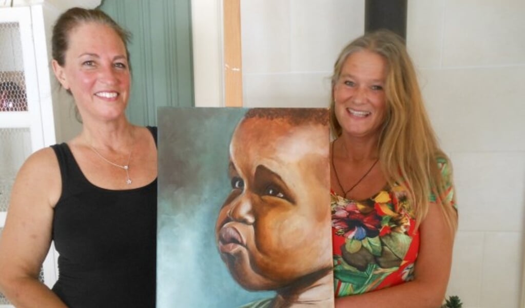 Links kunstenaar Petra Keijl die het doek 'De Afrikaanse kleuter' vervaardigde en rechts Willeke van Westing, die zich inmiddels vier-en-een-half jaar inzet voor Youth Support Gambia. (Foto: José Oosthoek)