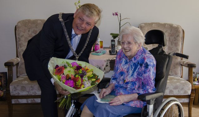 Mevrouw Van Ooijen krijgt een prachtig boeket van burgemeester Elbert Roest