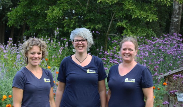 (v.l.n.r) Educatief medewerksters Rebecca Middelman & Lisanka van Scheijndel en dierenverzorgster Angela Muis.