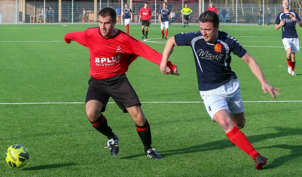 Veluwse Boys (blauw) stuit ook dit seizoen, in één van de vele streekderby's komende competitie, op Harskamp.