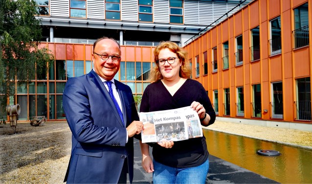 Wethouder Ton Spek van Communicatie en eindredacteur Marjanne Dijkstra van Het Kompas Sliedrecht.