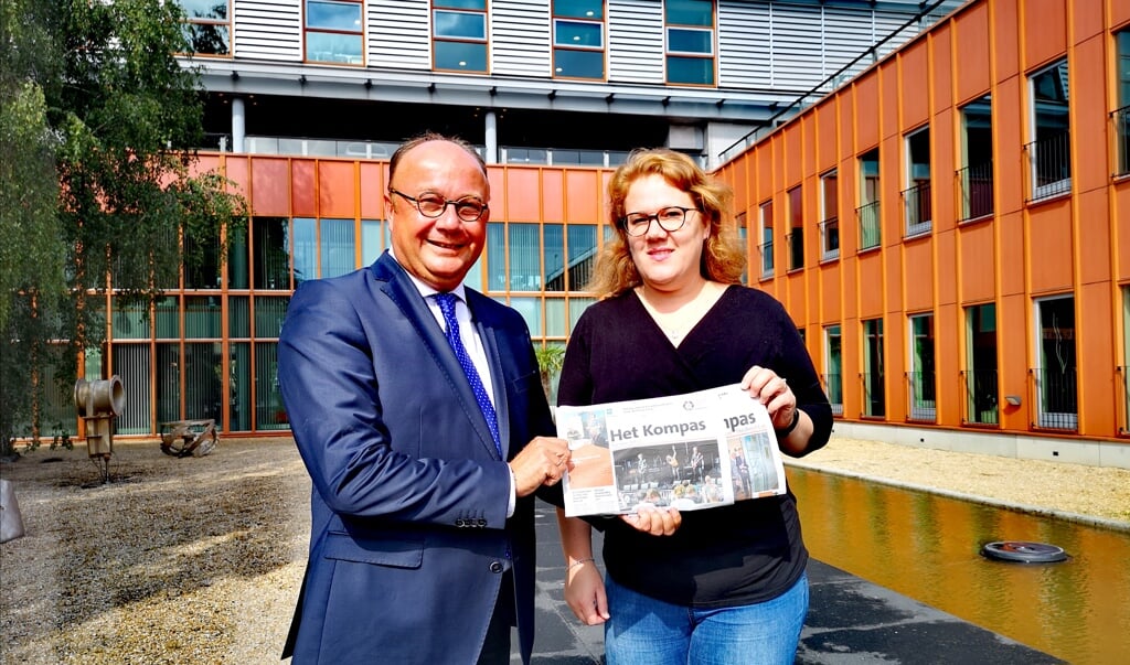 Wethouder Ton Spek van Communicatie en eindredacteur Marjanne Dijkstra van Het Kompas Sliedrecht.