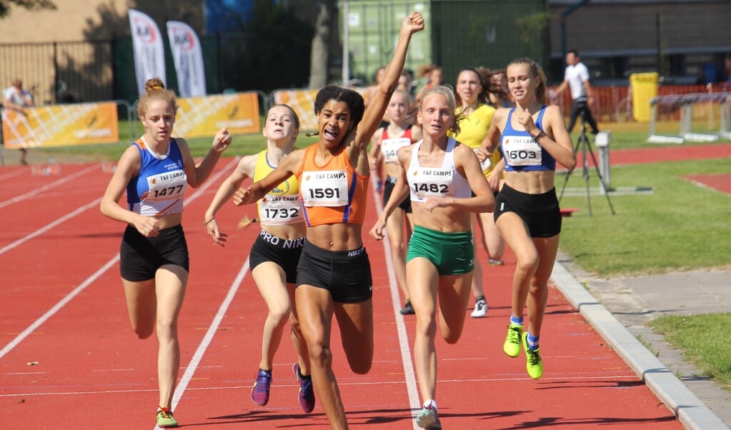 Céline van Heerikhuize wint 800 meter bij het NK onder 16 in 2019.