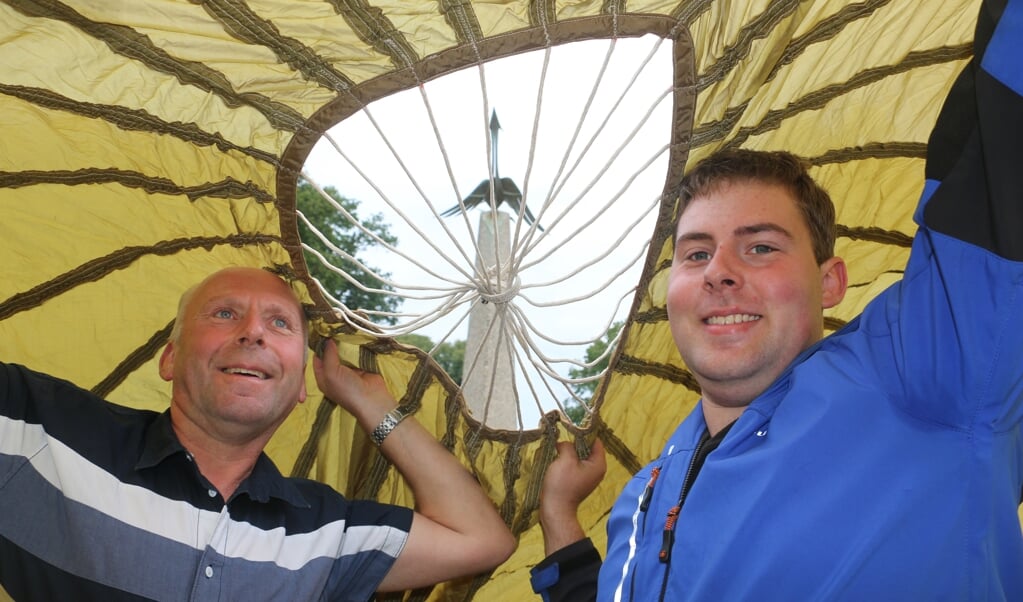  Vader Kees en zoon Remco onder het doek met zicht op het monument met de vogel.