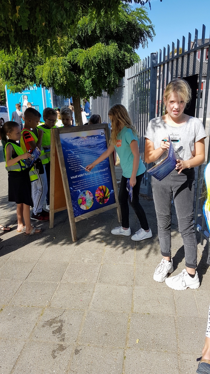 Kinderen van De Driemaster Westwijk leren over de plastic soep.