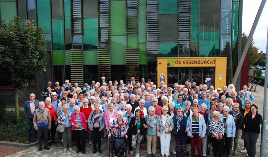 De senioren die deelnamen aan het uitje van de Oranjevereniging, in Kootwijkerbroek. 