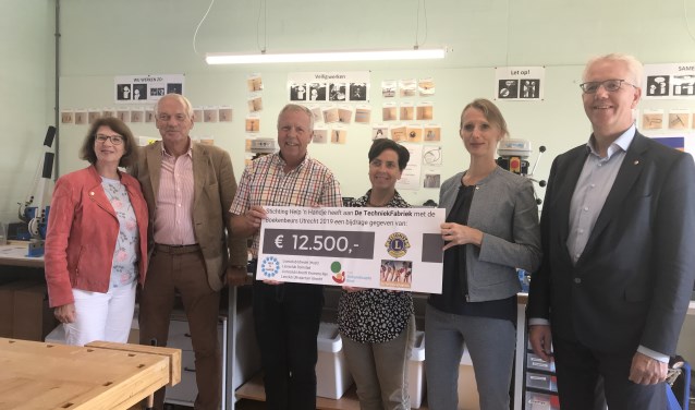 De TEchniekFAbriek ontvangt een mooie cheque van de Lions Utrecht