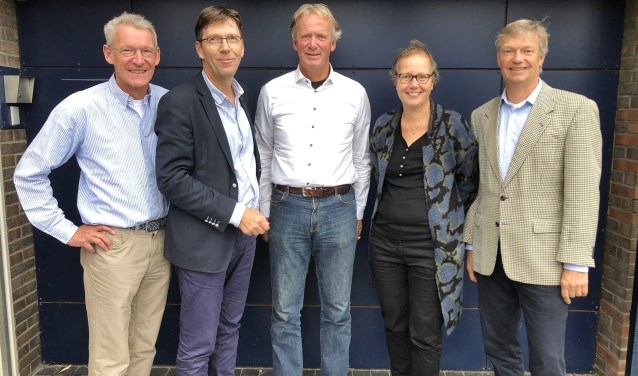 Op de foto v.l.n.r. Job van Niftrik (secretaris), Max Remerie, Wim Bartelts (penningmeester), Myra Kleiweg de Zwaan en Marc ter Haar (voorzitter).