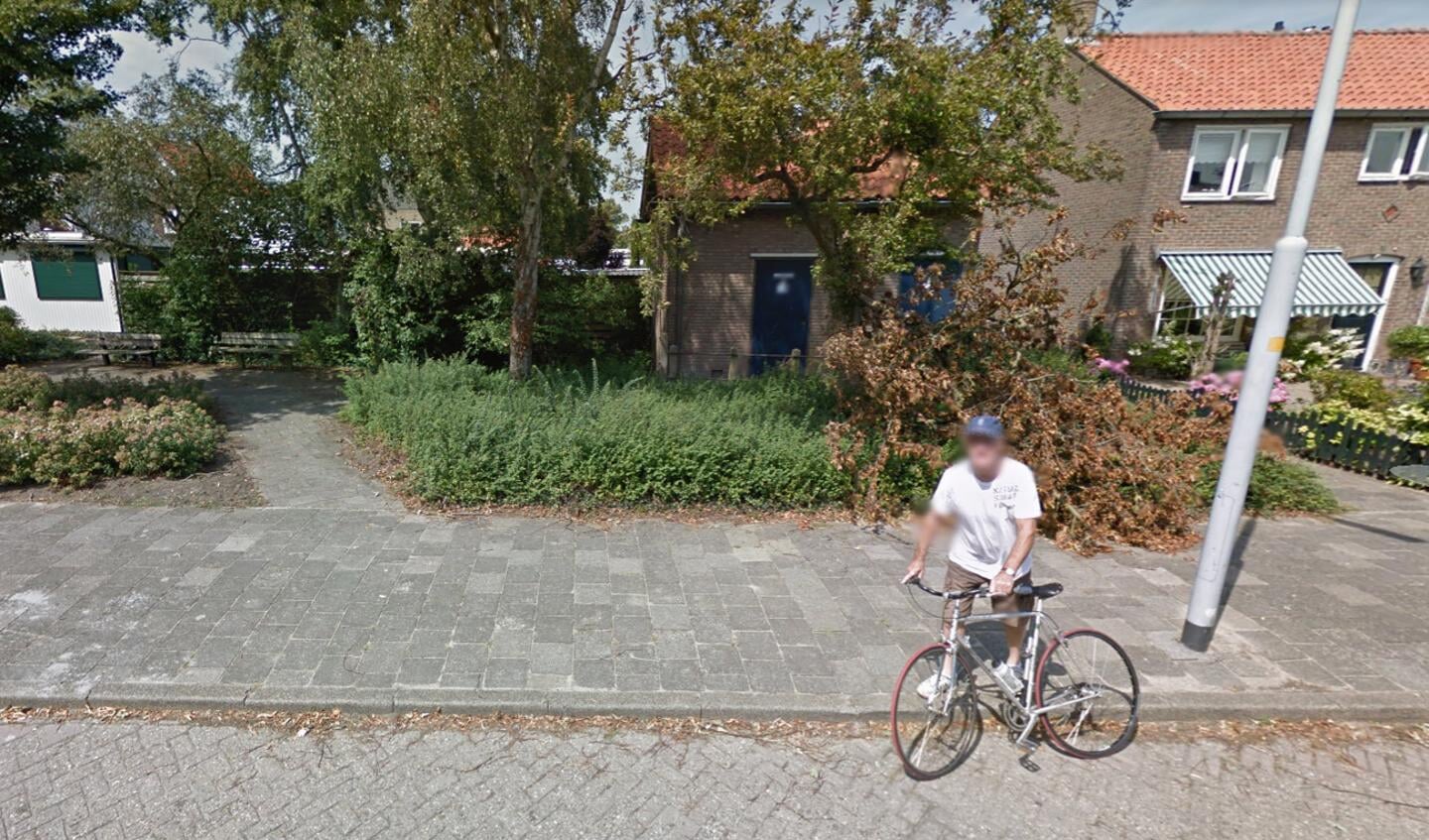 Deze fietser Dýserinckweg vijfhuizen kijkt recht in de camera. 
