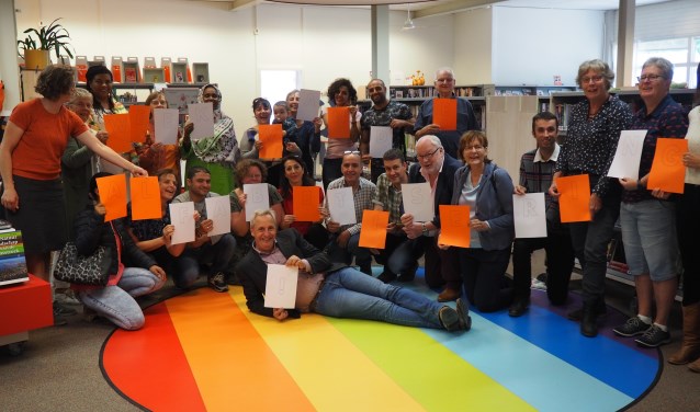 Wethouder Hans Waaldijk temidden van taalhulpvragers en vrijwilligers van Taalhuis.
